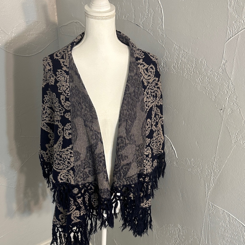 Coco + Carmen Elegant blue and Cream Patterned Cape - Picture 6 of 7
